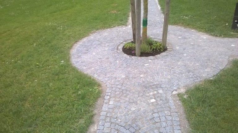 Kleinsteinpflaster Weg Garten1